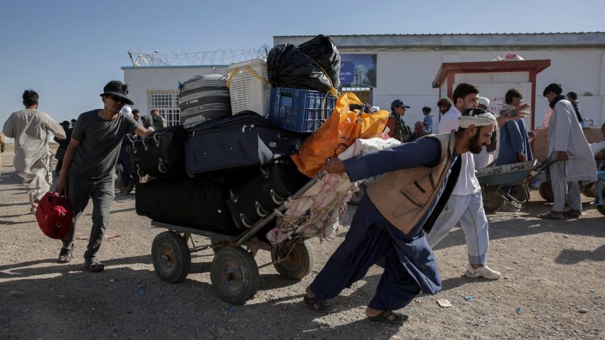 Refugiados afganos expulsos do Irã, no posto de fronteira de Islam Qala, na província de Herat, no dia 12. (Foto: SAMIULLAH POPAL/EFE)