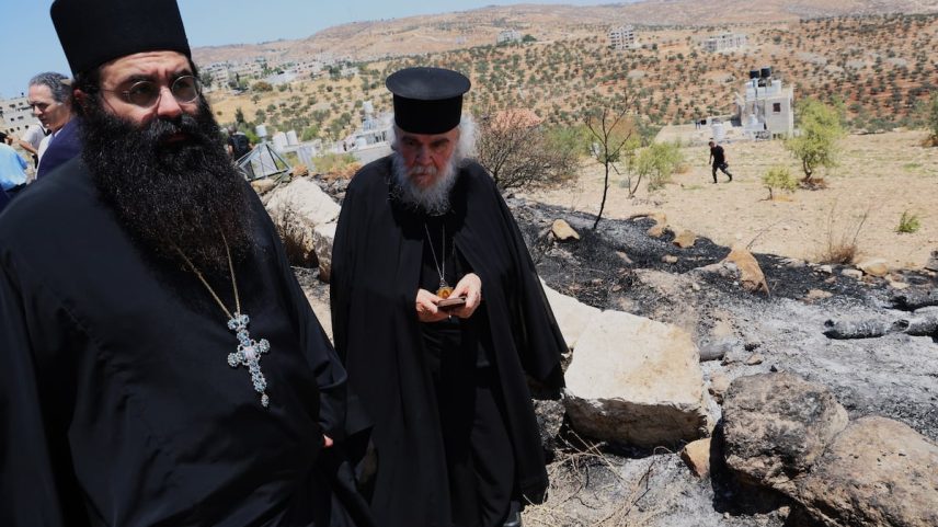 Religiosos, nesta segunda-feira, diante da área queimada por colonos judeus perto da Igreja de San Jorge em Taybeh (Cisjordânia). (Foto: Luis de Vega)