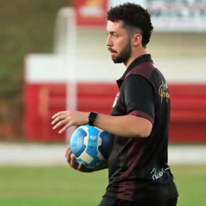 Técnico mais jovem do Brasil, primo de ex-jogador, troca chuteiras por prancheta