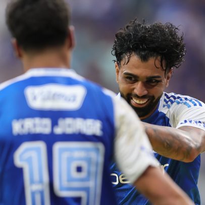 Cruzeiro brilha em campo azul e se mantém na liderança do Brasileiro