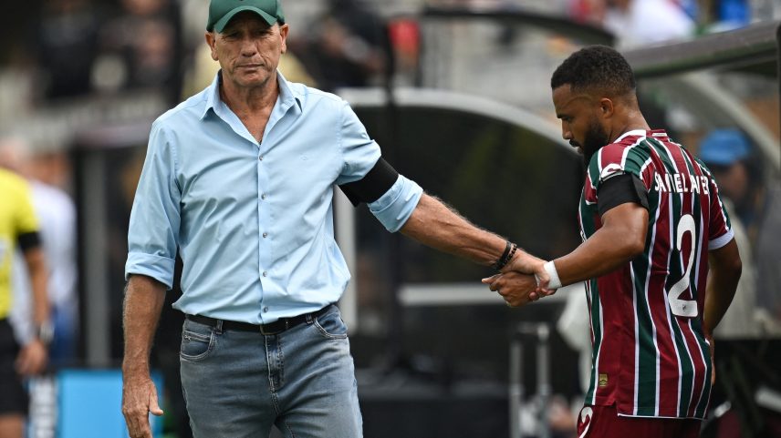 Renato não costuma expor jogadores. Em derrotas, assume a responsabilidade (Foto: Paul Ellis / AFP)