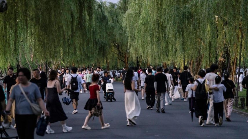 O Lago Oeste em Hangzhou, China. A cidade se tornou um centro de startups de inteligência artificial, ajudada por subsídios governamentais e isenções fiscais (Foto: Qilai Shen/NYT)