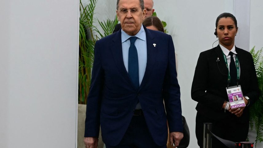 Chefe da diplomacia russa, Sergei Lavrov, antes de entrevista coletiva no Rio de Janeiro (Foto: Pablo PORCIUNCULA / AFP)