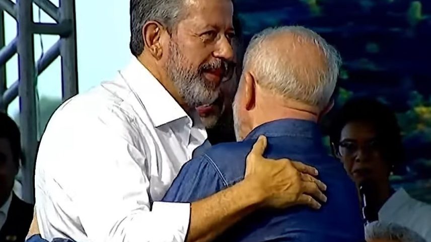O ex-presidente da Câmara dos Deputados, Arthur Lira, abraça o presidente da República, Luiz Inácio Lula da Silva, durante evento em Alagoas (Foto: YouTube/Reprodução)