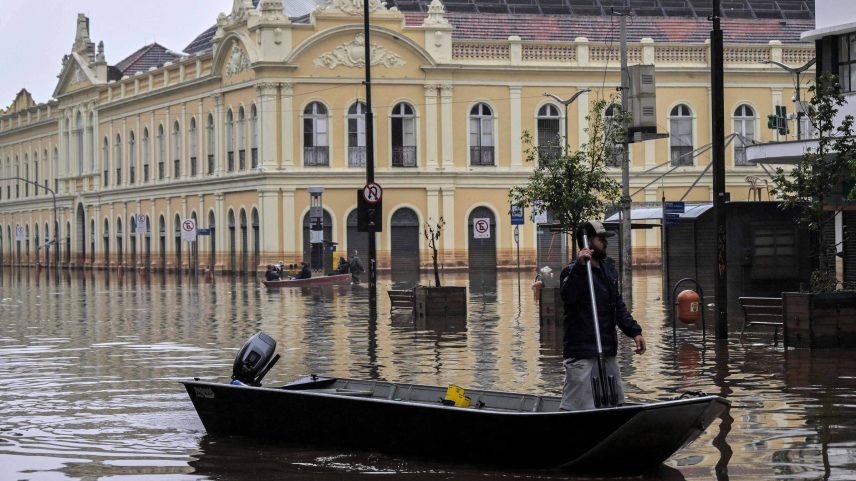Mercado Público de Porto Alegre ficou inacessível após cheia do Guaíba (Foto: NELSON ALMEIDA/Nelson Almeida - 19.mai.24/AFP)
