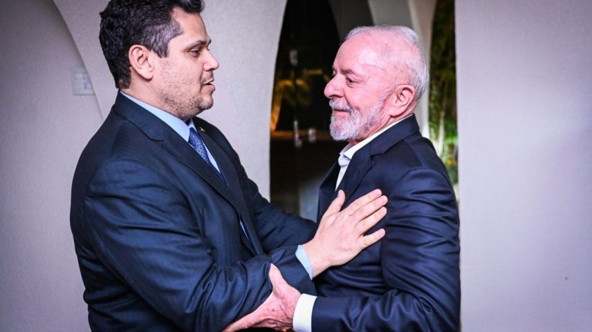Alcolumbre e Lula se cumprimentam na residência oficial da presidência do Senado (Foto: Pedro Gontijo/Agência Senado)