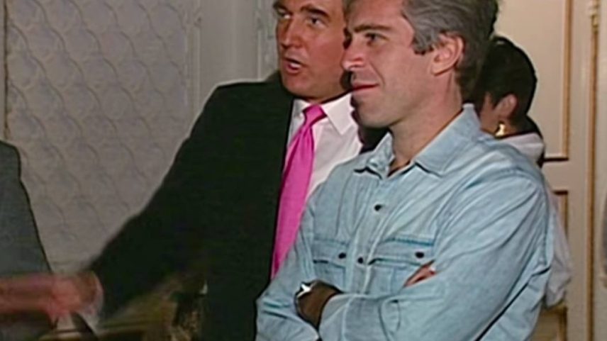 Reportagem do Wall Street Journal diz que Donald Trump enviou carta obscena a Jeffrey Epstein, acusado de crimes sexuais e com quem republicano mantinha relação entre os anos 90 e 2000 (Foto: Reprodução/Netflix)