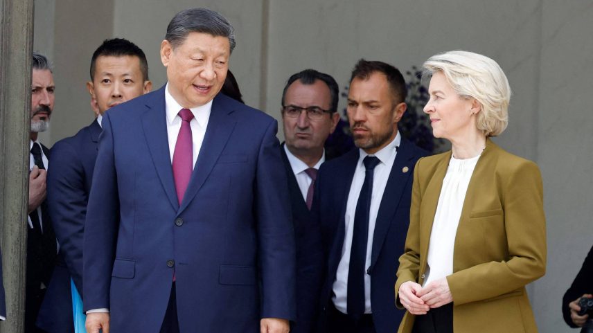 Dirigente da China, Xi Jinping, e Ursula von der Leyen, presidente da Comissão Europeia, durante encontro em Paris, na França, em 2024 (Foto: Ludovic Marin - 6.mai.24/AFP)