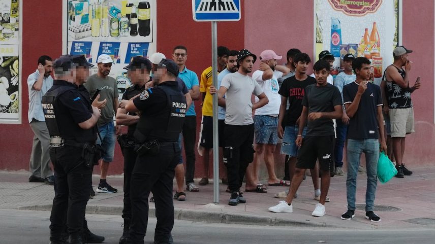 Um dispositivo da Polícia Local e da Guarda Civil controla os acessos ao bairro de San Antonio este domingo. (Foto: Alfonso Durán)