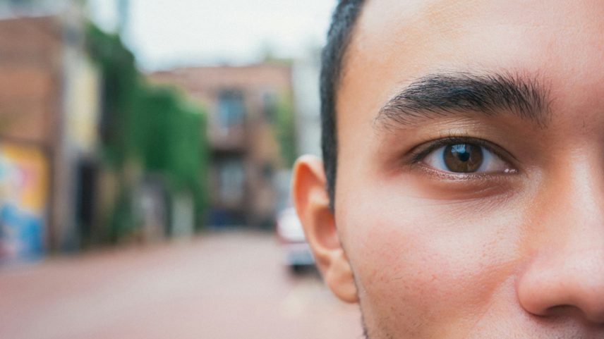 Trend que tem viralizado no TikTok se baseia na ideia de que cílios curtos parecem mais masculinos. Só que isso pode fazer mal para a saúde — Foto: Gayatri Malhotra/Unsplash