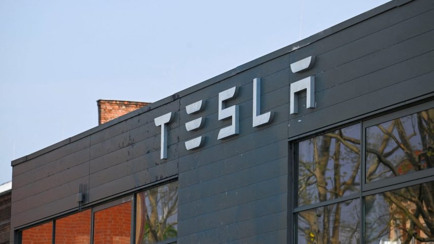 Logo da Tesla. (Foto: Annegret Hilse/REUTERS)
