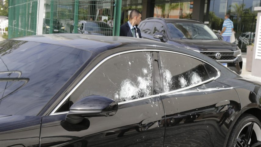 Porsche de Vinicius Drumond tem marcas de tiros na lateral, inclusive na janela do motorista (Foto: Domingos Peixoto / Agência O Globo)