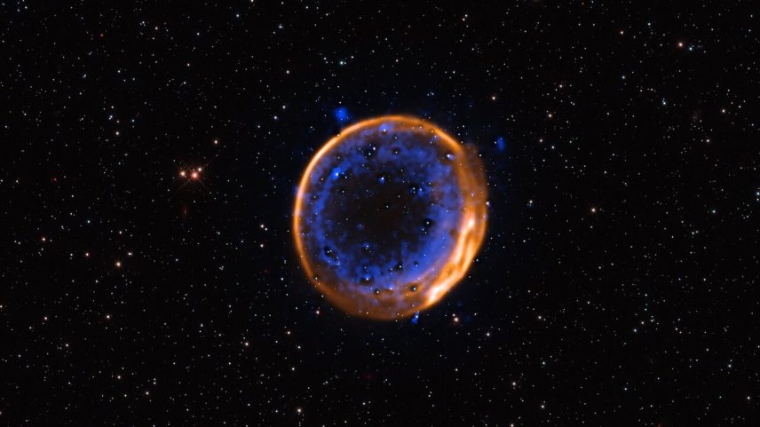 Restos de uma estrela que explodiu há centenas de anos com duas detonações — a primeira evidência visual de que esse tipo raro de supernova realmente acontece. As cores representam elementos químicos; o azul indica cálcio em duas camadas concêntricas. (Foto: European Southern Observatory/Reprodução)