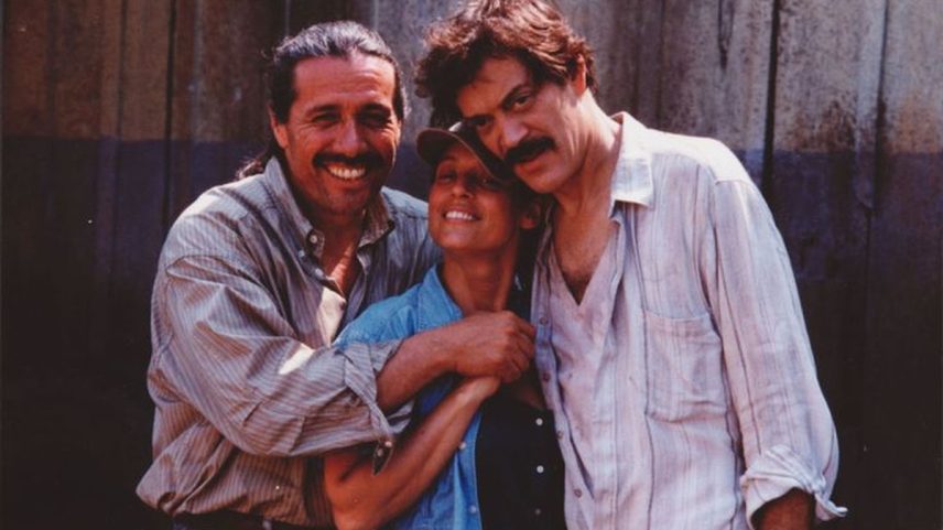 Sonia Braga, Edward James Olmos e Raul Julia nos bastidores de 'The Burning Season' (1994) (Foto: Reprodução/Divulgação)