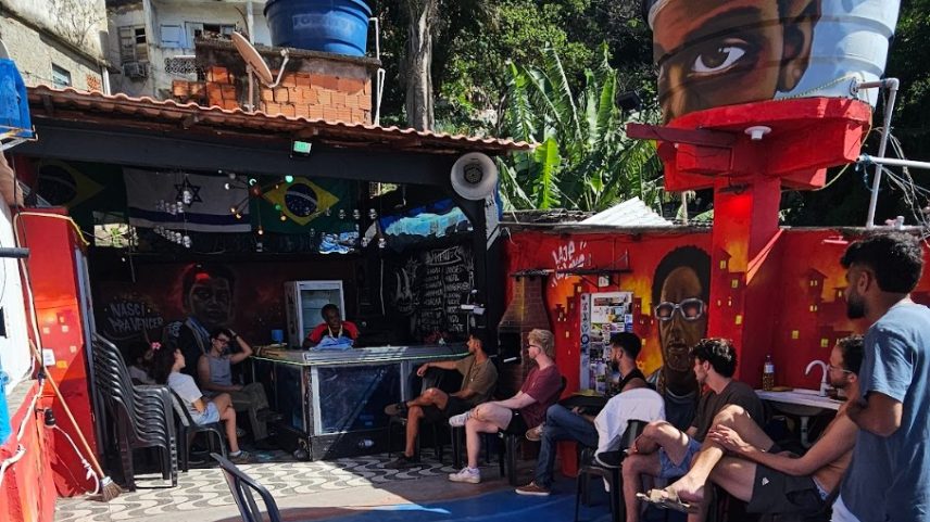 Lourenço (atrás da mesa) conversa com os visitantes (Foto: Matheus de Moura)