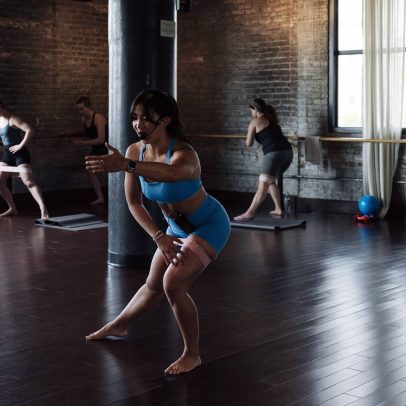 Influenciadora fitness gera polêmica ao associar pilates ao autoritarismo nos EUA