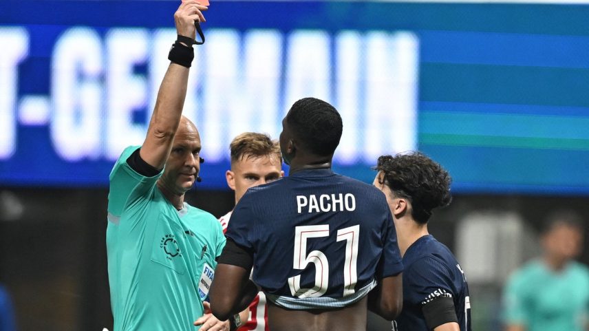 Pacho foi expulso nas quartas de final contra o Bayern (Foto: Paul ELLIS / AFP)