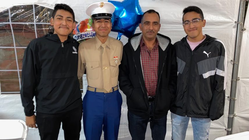 Alejandro Barranco (em uniforme) com seu pai, Narciso Barranco, e seus irmãos. (Foto: CORTESÍA)