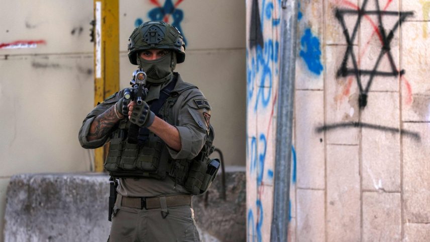 Soldado israelense em ação na Cisjordânia (Foto: Hazem Bader/AFP)