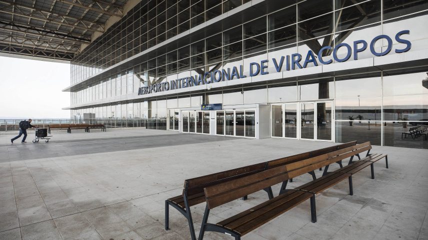 Fachada do aeroporto de Viracopos, em Campinas, onde um funcionário de manutenção de pista morreu (Foto: Eduardo Knapp - 27.fev.2025/Folhapress)