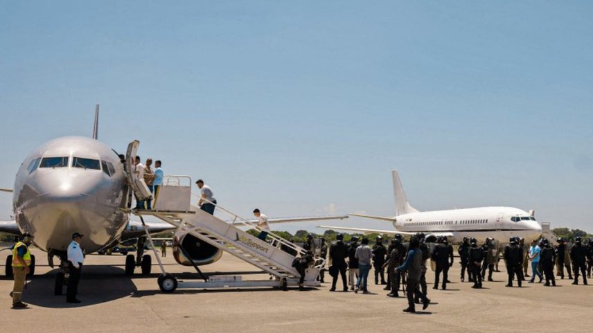 Imigrantes venezuelanos deportados pelos EUA para El Salvador são repatriados para a Venezuela (Foto: Presidência de El Salvador)