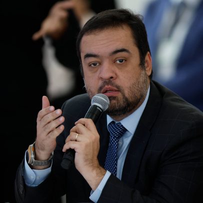Governador do RJ busca nomear Eduardo Bolsonaro para nova secretaria e salvar mandato