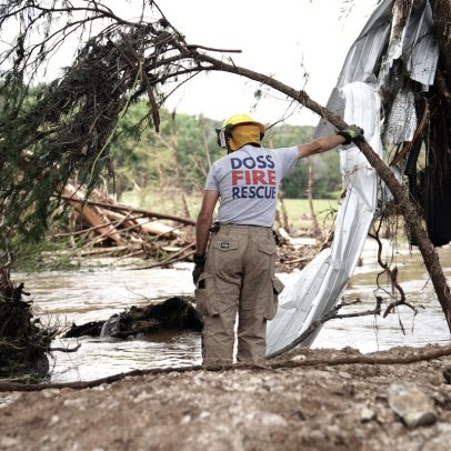 Inundações no Texas deixam histórias de amor e tragédia entre as vítimas
