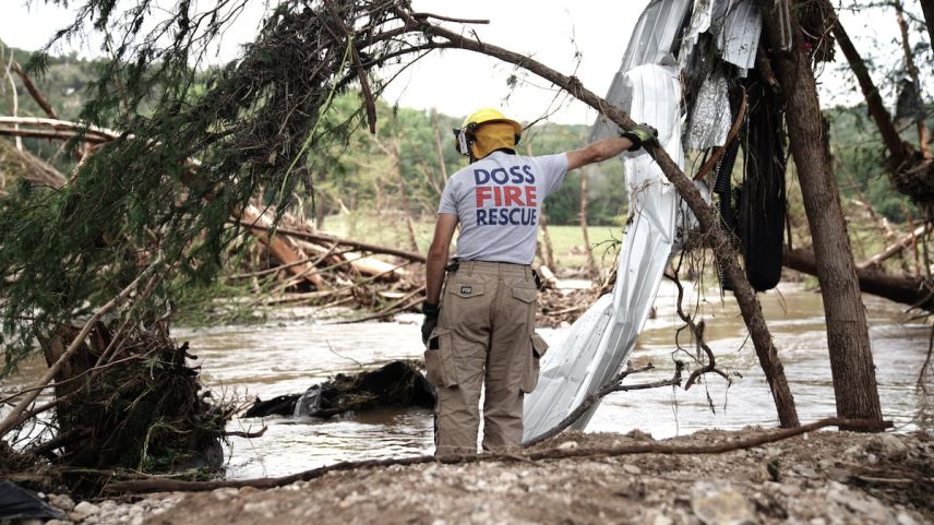 Um socorrista observa uma inundação a orillas do río Guadalupe, en Texas, el 7 de julio de 2025. (Foto: DUSTIN SAFRANEK/EFE)