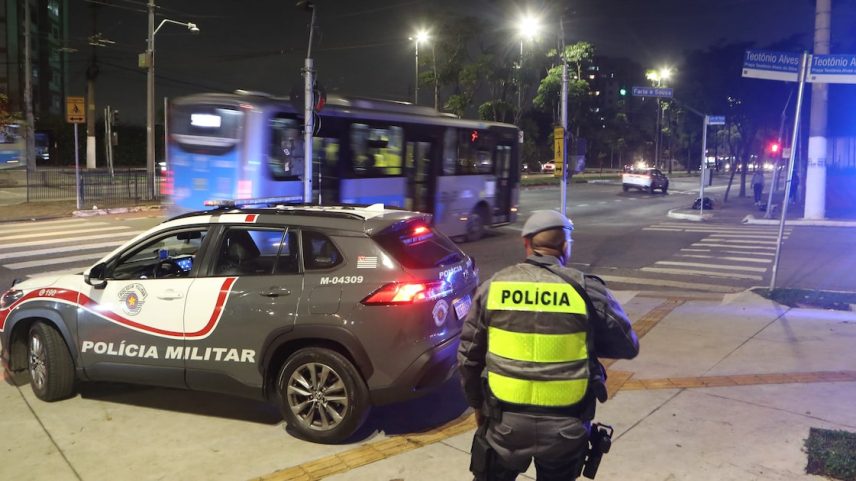 Reforço de policiamento nos terminais e corredores de ônibus após ações de vandalismo. No detalhe, viatura no cruzamento da Av. Eng. Armando de Arruda Pereira x R. Cel Luís de Faria e Sousa, na zona sul (Foto: Alex Silva / Estadão)