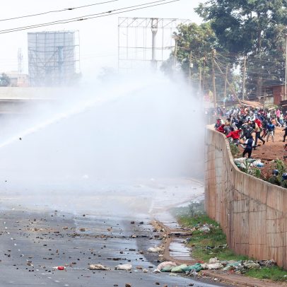 Polícia queniana usa canhões de água e gás lacrimogêneo contra manifestantes