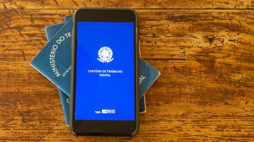 Taxa de trabalhadores com carteira assinada no Brasil subiu de 59,2% para 62,2% desde 2019, segundo relatório do Bradesco (Foto: Joao Paulo V Tinoco /Stock Adobe)
