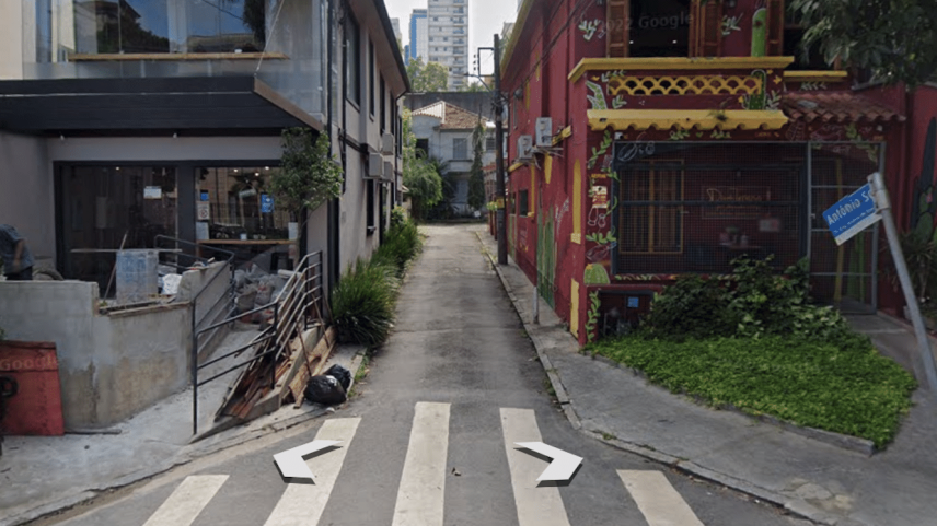 Incorporadora comprou e demoliu imóveis da vila e agora quer comprar a rua (Foto: Reprodução/Google Maps)