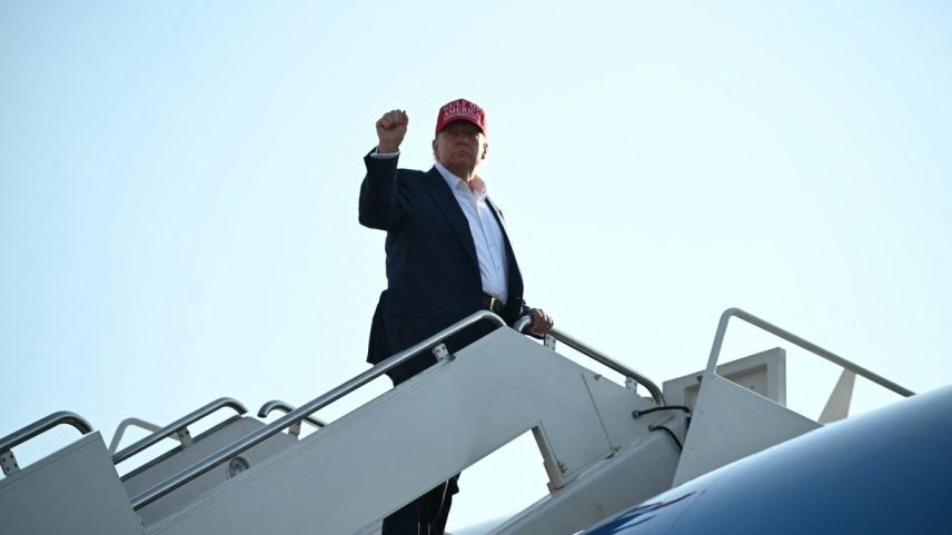 Presidente dos EUA, Donald Trump embarca para visita a centro de detenção de imigrantes na Flórida (Foto: AFP)
