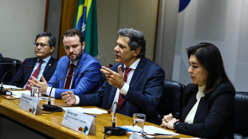 Os ministros Fernando Haddad (Fazenda) e Simone Tebet (Planejamento) apresentam o bloqueio no Orçamento de 2025 (Foto: Brenno Carvalho/Agência O Globo)
