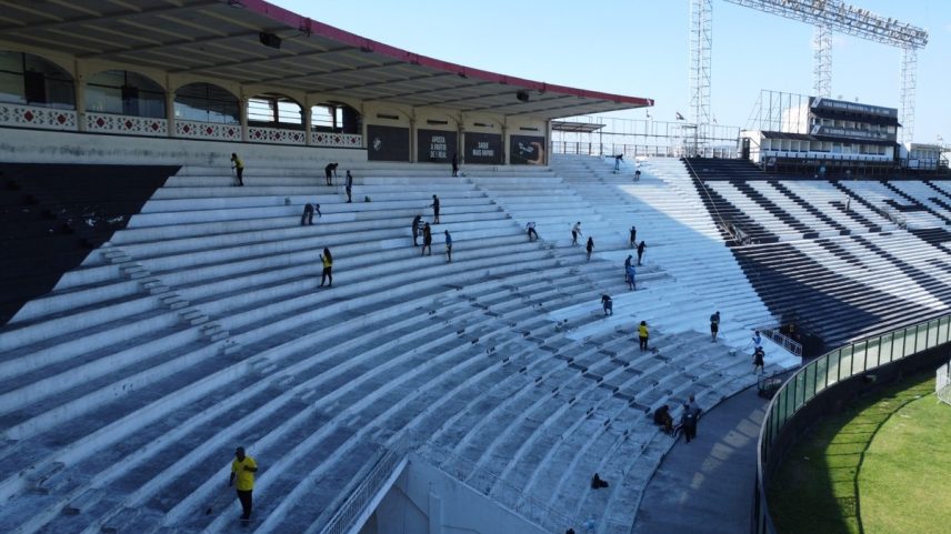 Torcida do Vasco ajuda na pintura das arquibancadas de São Januário (Foto: Reprodução)