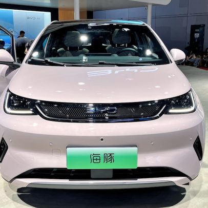 Carros elétricos baratos da China, como os da BYD, desafiam o mercado local