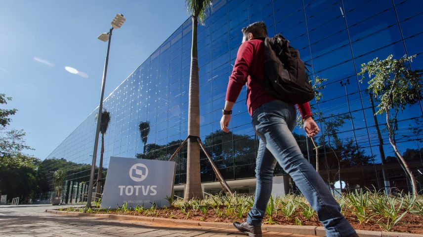 Mercado está subestimando impacto da transição, que vai demandar transformação nos sistemas das empresas e deve ser vento de cauda para a companhia, defende a Aster Capital (Foto: Reprodução/Exame)