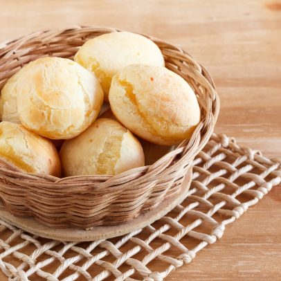 Polícia apura causa da morte de menina de 9 anos após comer bolo e pão de queijo