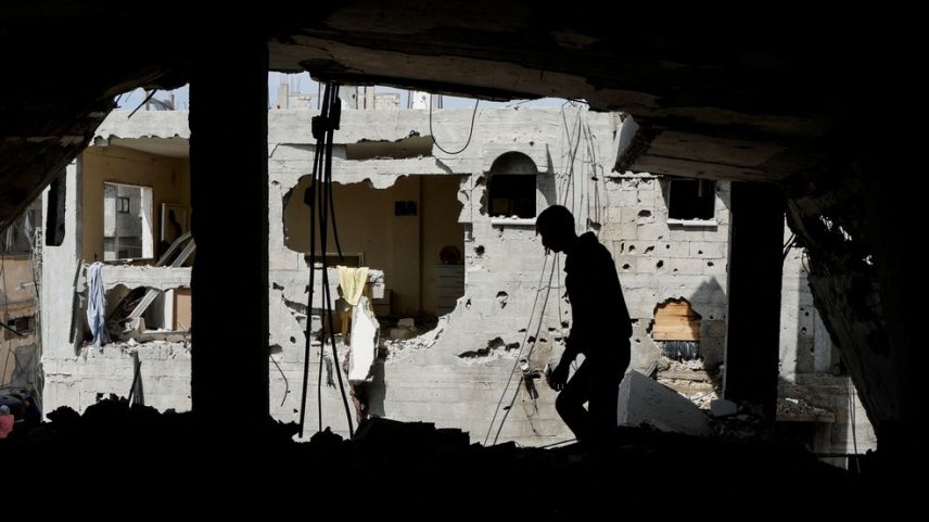 Palestino inspeciona a casa alvo de ataque aéreo israelense, em Khan Younis, no sul da Faixa de Gaza, em 3 de maio de 2025. (Foto: Reuters/Hatem Khaled)