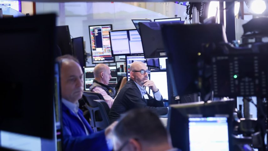 Ações dos EUA operam perto da estabilidade, após o S&P 500 registrar seu melhor trimestre desde 2023 (Foto: Michael Nagle/Bloomberg)