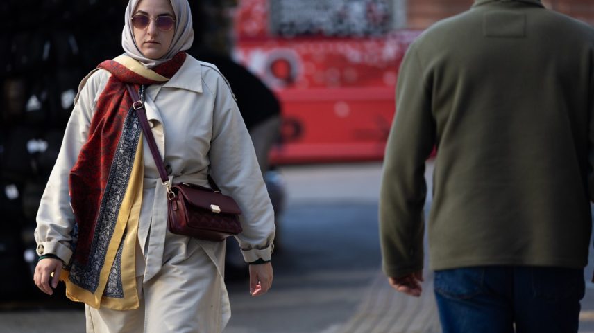 Paulistanos se abrigam contra o frio em manhã gelada nas ruas de São Paulo — Foto: Maria Isabel Oliveira /O Globo