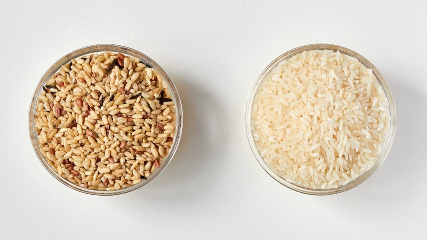 Arroz integral tem quase a mesma quantidade de carboidratos e calorias do que o branco. A diferença entre eles está em alguns nutrientes (Foto: marketlan/Adobe Stock)