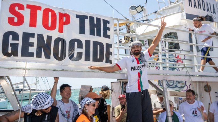 Navio 'Handala', da Flotilha da Liberdade, antes da partida para Gaza com ajuda humanitária, em um porto em Siracusa, Sicília, sul da Itália (Foto: Giovanni Isolino / AFP)