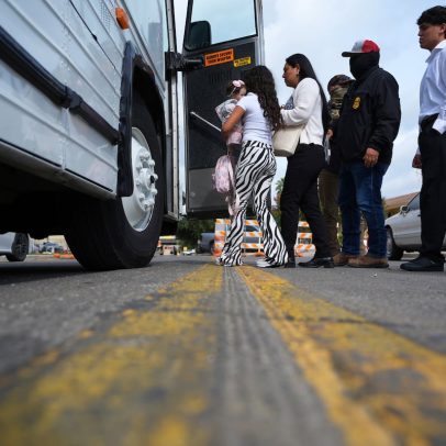 Estados Unidos planeja deportar migrantes para países inseguros com aviso prévio curto