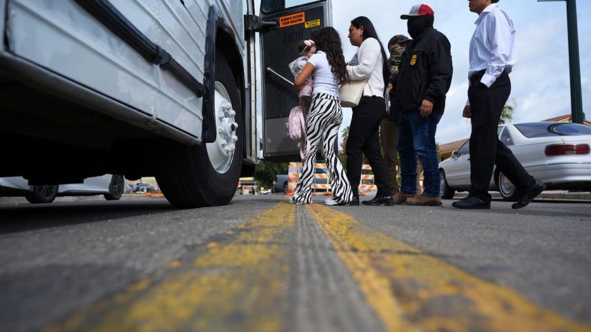 Uma família colombiana é detida por agentes federais em San Antonio, no dia 14 de julho de 2025. (Foto: Eric Gay/AP)