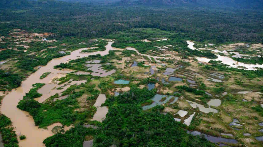 Sobrevoo, realizado durante expedição do Greenpeace, mostra áreas de mineração ilegal na Terra Indígena Kayapó, no Pará (Foto: Pablo Porciuncula - 19.mar.25/AFP)