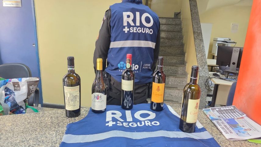 Garrafas que tinham sido levadas de mercado na Rua Siqueira Campos (Foto: Divulgação)