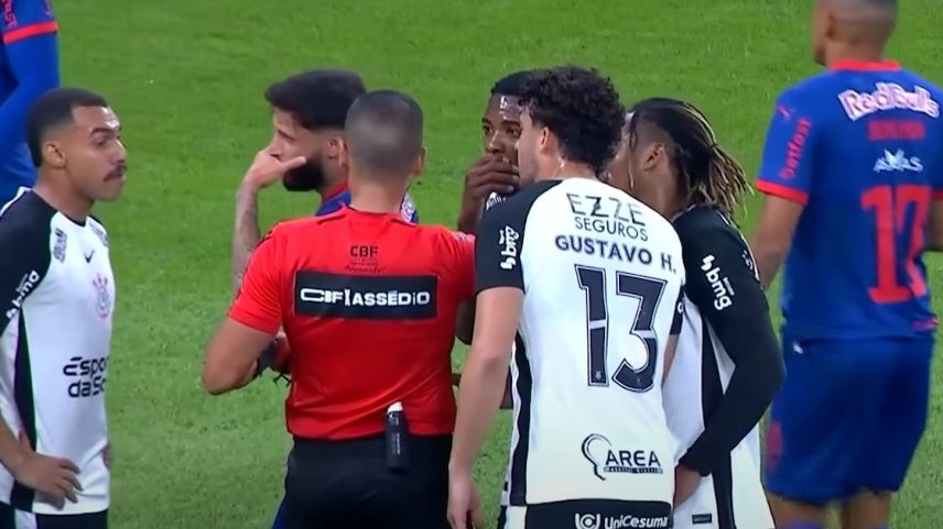 Jogadores do Corinthians contestaram decisão do árbitro Bruno Arleu de Araújo em marcar pênalti para o Bragantino. (Foto: Reprodução/CazeTV)