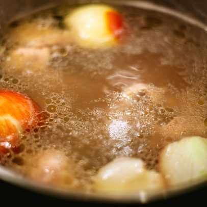 Aproveite ossos e carcaça de frango para fazer um caldo caseiro delicioso