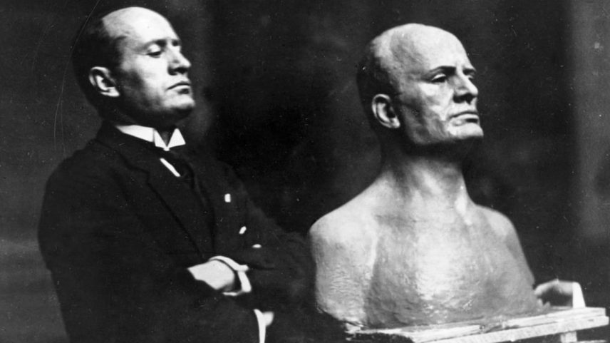 Mussolini, em 1925, junto ao busto realizado por Adolfo Wildt. (Foto: ullstein bild via Getty Images)